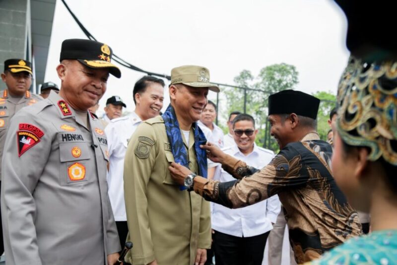 Sekda Provinsi Banten Deden Apriandhi didampingi Kapolda Banten Irjen Pol. Hengky menerima pengalungan syal saat tiba pada acara penandatanganan PKS Kerjasama Penyerapan Tenaga Kerja di SMK Gyokai