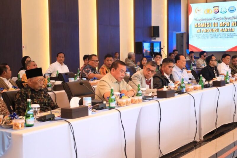 Suasana pertemuan Kunjungan Kerja Spesifik Komisi III DPR RI di Aula Gawe Kuta Baluwarti Polda Banten, Serang, dihadiri anggota dewan dan pejabat instansi penegak hukum.