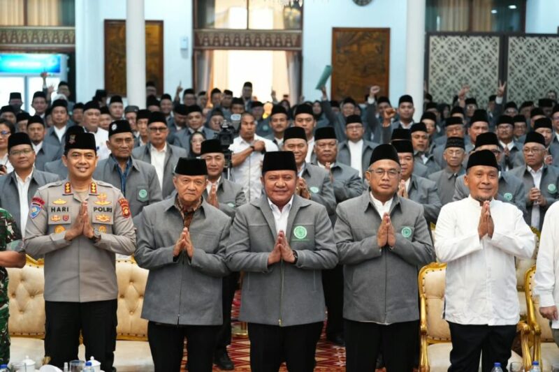 Gubernur Sumsel Herman Deru foto bersama usai pengukuhan Pengurus MUI Provinsi Sumsel periode 2026–2031 di Griya Agung, Palembang