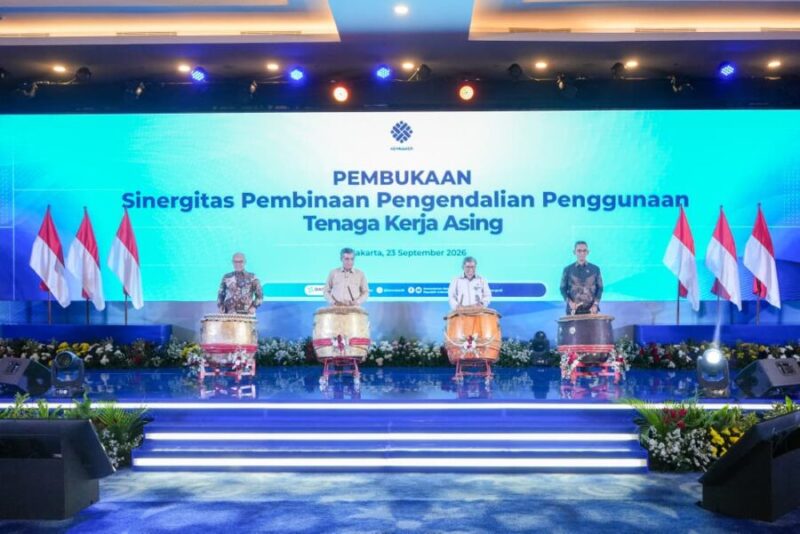 Menteri Ketenagakerjaan Yassierli memukul alat musik tradisional sebagai tanda pembukaan acara Sinergitas Pembinaan dan Pengendalian Penggunaan Tenaga Kerja Asing (TKA) di Jakarta