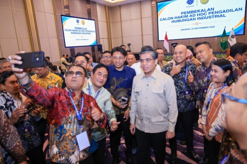 Menteri Ketenagakerjaan Yassierli melayani foto bersama peserta usai acara Pembekalan Calon Hakim Ad Hoc Pengadilan Hubungan Industrial (PHI) di Jakarta