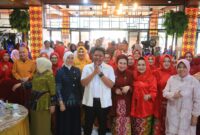 Herman Deru berfoto bersama jajaran pengurus Perkumpulan Wanita Palembang Sumatera Selatan