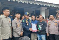 Kombes Pol Dr. I Gusti Gede Dharma Arimbawa didampingi Kapolres Pandeglang AKBP Sonny Harsono menyerahkan berkas berita acara serah terima jenazah almarhum Surakman kepada pihak keluarga di Carita