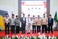 Wakil Gubernur Banten Achmad Dimyati Natakusumah secara simbolis menyerahkan bantuan operasional dalam acara Pelepasan Kontingen Perkemahan Pramuka Santri Nusantara (PPSN) VI Provinsi Banten di Kota Serang