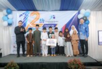 Sekda Provinsi Banten Deden Apriandhi dan Direktur PT Jamkrida Banten Nizar menyalurkan santunan secara simbolis kepada anak yatim dalam peringatan HUT ke-12 PT Jamkrida Banten di Kota Serang