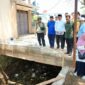Bupati Bandung Dadang Supriatna meninjau pengerjaan normalisasi Irigasi Cigugur berbasis gotong royong pentahelix di Desa Ciheulang, Kecamatan Ciparay