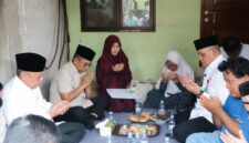 Gubernur Banten Andra Soni memanjatkan doa bersama keluarga jurnalis yang hilang di perairan Selat Sunda saat berkunjung ke kediaman korban di Tangerang Selatan