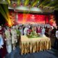 Ketua Harian Dekranas Tri Tito Karnavian bersama jajaran pengurus dan pendukung acara berfoto bersama dalam Tumpengan dan Gladi Bersih Pembukaan Pameran Kriyanusa 2026 di Panggung Utama Hall B, Jakarta International Convention Center, Jumat (25/9/2026).
