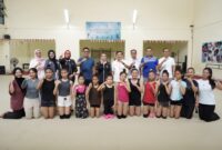 Tri Wahyuni, pengurus FGI dan KONI Lampung, serta para atlet usia dini berfoto bersama seusai pelepasan atlet senam ritmik untuk Asian Games 2026 di Gedung Senam Idola, Bandar Lampung, Sabtu (26/9/2026).