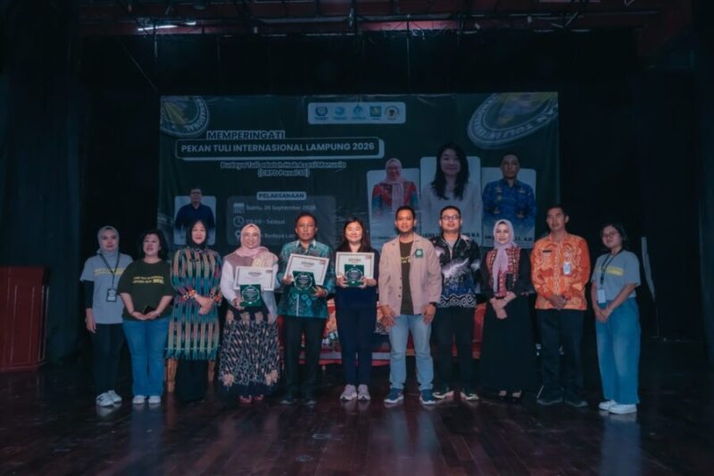 Penyerahan sertifikat dan plakat penghargaan kepada narasumber Seminar Pekan Tuli Internasional Lampung 2026, dilanjutkan foto bersama panitia di Gedung Theater Taman Budaya Lampung, Sabtu (26/9/2026).