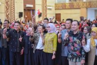 Wakil Gubernur Lampung Jihan Nurlela berfoto bersama jajaran dan peserta Gerakan Ekonomi Kebersamaan Komunitas Megapro Affiliate PT GMA di Bandar Lampung, Sabtu (26/9/2026).