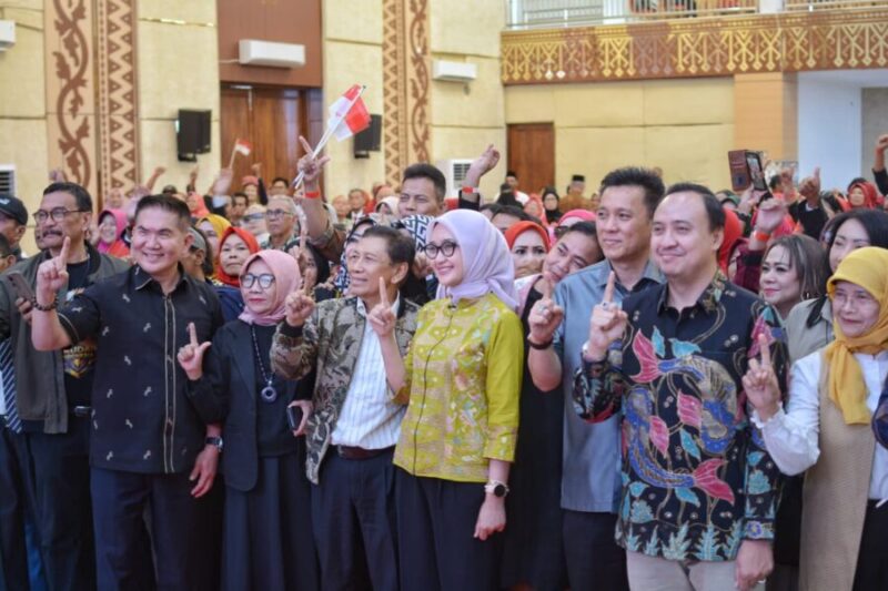 Wakil Gubernur Lampung Jihan Nurlela berfoto bersama jajaran dan peserta Gerakan Ekonomi Kebersamaan Komunitas Megapro Affiliate PT GMA di Bandar Lampung, Sabtu (26/9/2026).