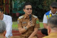 Dadang Supriatna  berbicara saat memimpin pertemuan terbuka bersama warga dan jajaran dinas di Kabupaten Bandung