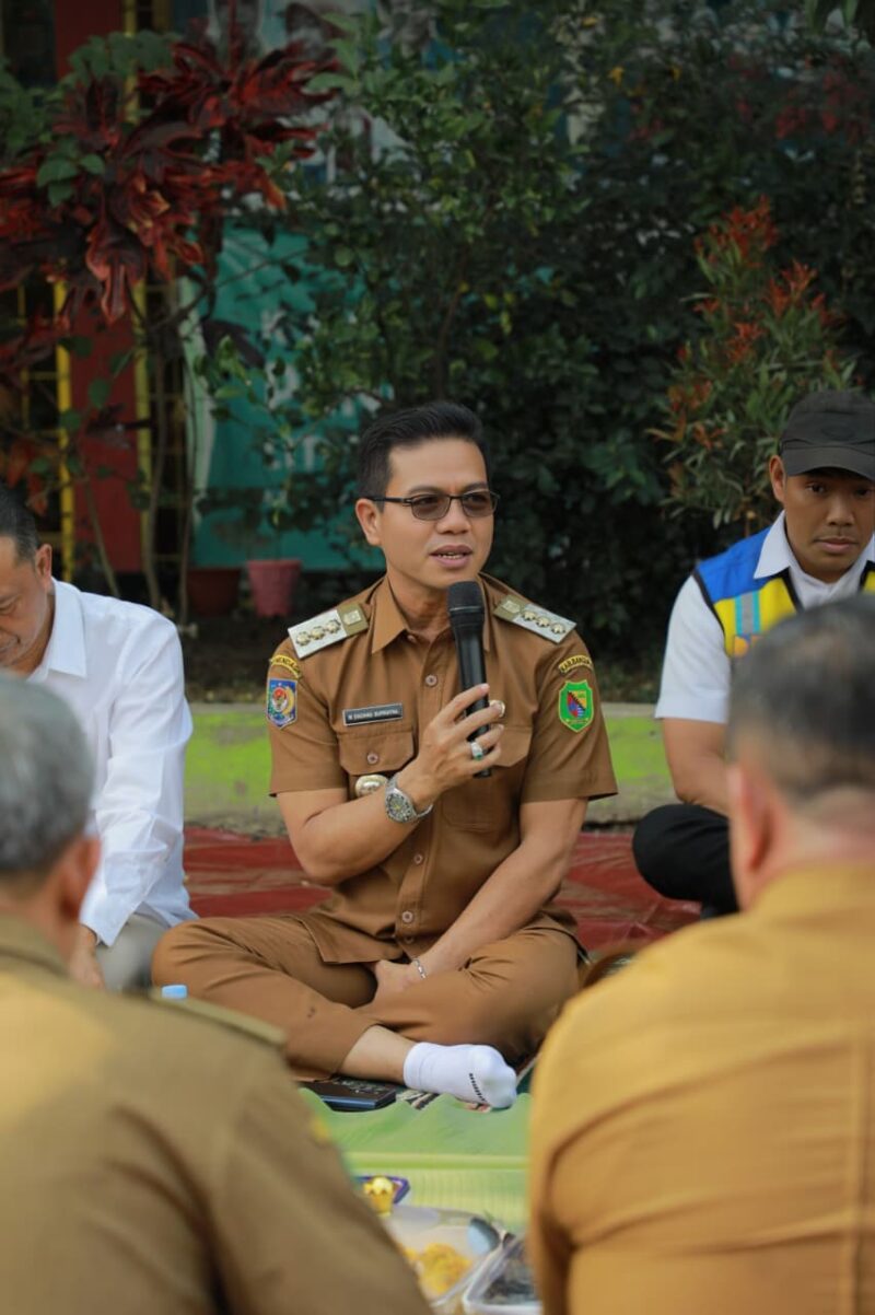 Dadang Supriatna berbicara saat memimpin pertemuan terbuka bersama warga dan jajaran dinas di Kabupaten Bandung