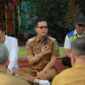 Dadang Supriatna  berbicara saat memimpin pertemuan terbuka bersama warga dan jajaran dinas di Kabupaten Bandung
