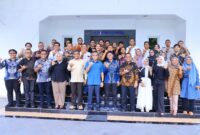 Menaker Yassierli berfoto bersama jajaran pengelola dan staf di depan gedung PT Dempo Andalas Samudera, PPS Bungus, Kota Padang