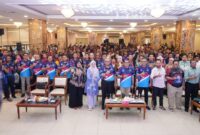 Wamenaker Afriansyah Noor (tengah) dan Menteri Ekonomi Kreatif Teuku Riefky Harsya (keempat dari kanan) diabadikan bersama peserta dan pengurus TESPOIN pada pameran serta kompetisi perbaikan ponsel CGC Indonesia 2026 di Jakarta