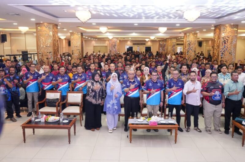 Wamenaker Afriansyah Noor (tengah) dan Menteri Ekonomi Kreatif Teuku Riefky Harsya (keempat dari kanan) diabadikan bersama peserta dan pengurus TESPOIN pada pameran serta kompetisi perbaikan ponsel CGC Indonesia 2026 di Jakarta