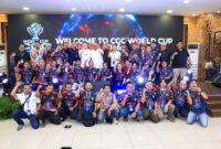 Wamenaker Afriansyah Noor (berdiri di tengah, kemeja putih) berfoto bersama jajaran panitia dan teknisi ponsel pada penutupan ajang World Cup CGC Indonesia 2026 di Gedung Kemnaker, Jakarta