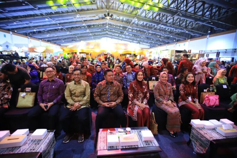 Herman Deru (tengah) bersama Ketua Dekranasda Sumsel Febrita Lustia Herman Deru dan para pejabat Pemprov Sumsel menghadiri pameran Kriyanusa 2026