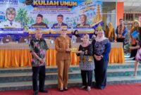 Penyerahan cenderamata kepada Wakil Gubernur Lampung Jihan Nurlela di sela kuliah umum di Kampus STKIP PGRI Bandar Lampung, Senin (28/9/2026).