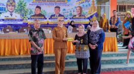 Penyerahan cenderamata kepada Wakil Gubernur Lampung Jihan Nurlela di sela kuliah umum di Kampus STKIP PGRI Bandar Lampung, Senin (28/9/2026).