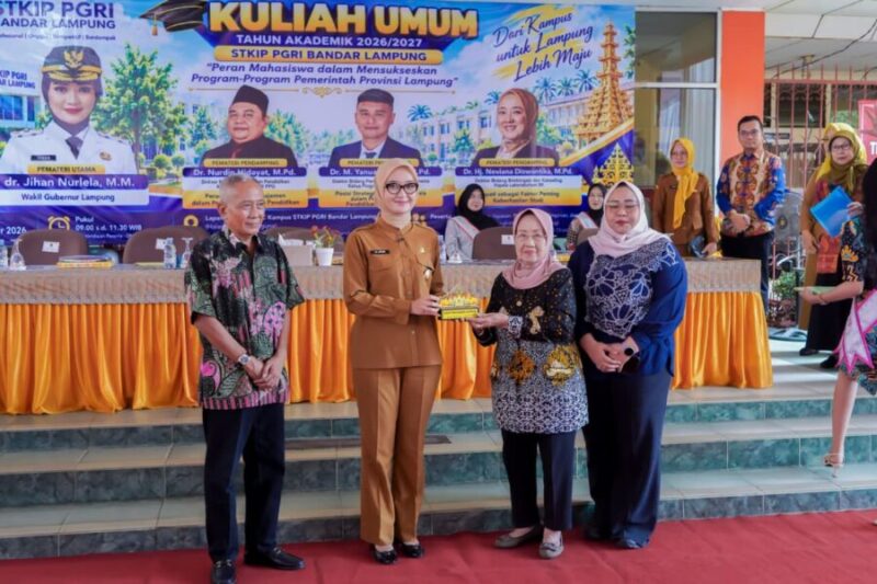 Penyerahan cenderamata kepada Wakil Gubernur Lampung Jihan Nurlela di sela kuliah umum di Kampus STKIP PGRI Bandar Lampung, Senin (28/9/2026).