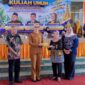 Penyerahan cenderamata kepada Wakil Gubernur Lampung Jihan Nurlela di sela kuliah umum di Kampus STKIP PGRI Bandar Lampung, Senin (28/9/2026).