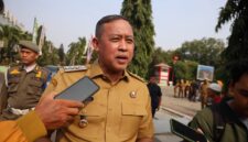 Wali Kota Bekasi Tri Adhianto menjawab pertanyaan awak media usai memimpin Apel Pagi jajaran aparatur Pemkot Bekasi di Plaza Pemkot Bekasi, Senin (28/9/2026).