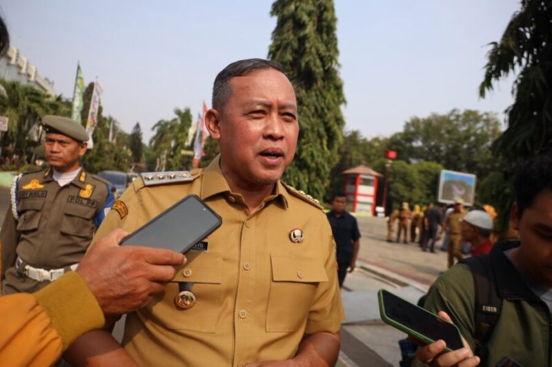 Wali Kota Bekasi Tri Adhianto menjawab pertanyaan awak media usai memimpin Apel Pagi jajaran aparatur Pemkot Bekasi di Plaza Pemkot Bekasi, Senin (28/9/2026).