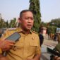Wali Kota Bekasi Tri Adhianto menjawab pertanyaan awak media usai memimpin Apel Pagi jajaran aparatur Pemkot Bekasi di Plaza Pemkot Bekasi, Senin (28/9/2026).