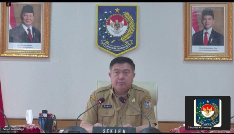 Sekretaris Jenderal Kemendagri Tomsi Tohir memberikan pengarahan pada pembukaan Pelatihan Kepemimpinan Administrator (PKA) dan Pelatihan Kepemimpinan Pengawas (PKP) Gelombang V PNBP Tahun Anggaran 2026 secara virtual melalui Zoom Meeting, Senin (28/9/2026).