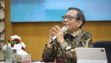 Foto Mahfud MD saat memberikan materi kuliah umum kepada mahasiswa UMY tentang relasi agama dan negara