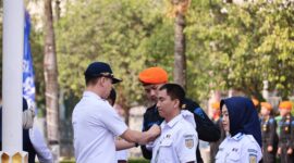 Pemberian penghargaan masa kerja kepada pekerja KAI Daop 6 Yogyakarta saat upacara peringatan HUT ke-81 KAI di KAI Corporate University Campus Darman Prasetyo, Yogyakarta,