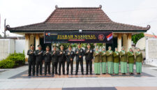 Danrem 072/Pamungkas Brigjen TNI Yuniar Dwi Hantono (tengah) bersama jajaran perwira TNI dan anggota Persit KCK mengepalkan tangan saat foto bersama usai ziarah di TMPN Kusumanegara, Yogyakarta