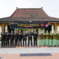 Danrem 072/Pamungkas Brigjen TNI Yuniar Dwi Hantono (tengah) bersama jajaran perwira TNI dan anggota Persit KCK mengepalkan tangan saat foto bersama usai ziarah di TMPN Kusumanegara, Yogyakarta