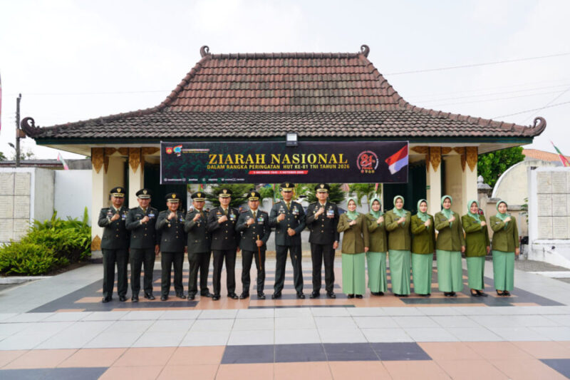 Danrem 072/Pamungkas Brigjen TNI Yuniar Dwi Hantono (tengah) bersama jajaran perwira TNI dan anggota Persit KCK mengepalkan tangan saat foto bersama usai ziarah di TMPN Kusumanegara, Yogyakarta