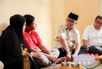 Gubernur Banten Andra Soni mengunjungi kediaman keluarga Arie Basuki, jurnalis merdeka.com yang hilang kontak di Selat Sunda, di Palem Ganda Asri Limo, Kota Depok, Provinsi Jawa Barat 