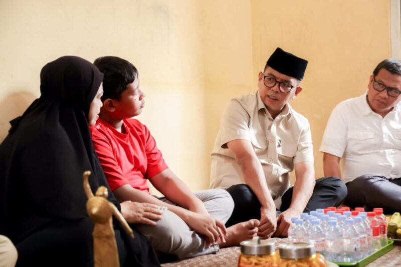 Gubernur Banten Andra Soni mengunjungi kediaman keluarga Arie Basuki, jurnalis merdeka.com yang hilang kontak di Selat Sunda, di Palem Ganda Asri Limo, Kota Depok, Provinsi Jawa Barat 