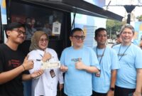 Rina Dewiyanti memperlihatkan bukti transaksi pembayaran pajak kendaraan bermotor secara digital saat peluncuran QRIS Samling Movement di Cipocok Jaya