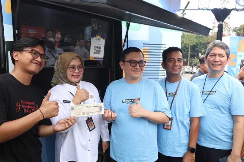 Rina Dewiyanti memperlihatkan bukti transaksi pembayaran pajak kendaraan bermotor secara digital saat peluncuran QRIS Samling Movement di Cipocok Jaya