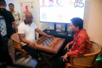 Ahmad Dimyati Natakusumah berbincang dengan Grand Master (GM) catur asal Amerika Serikat