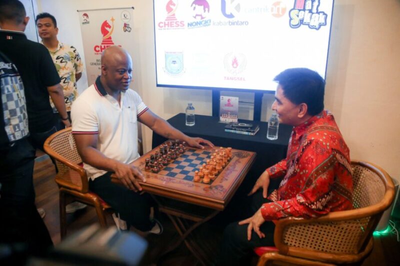 Ahmad Dimyati Natakusumah berbincang dengan Grand Master (GM) catur asal Amerika Serikat