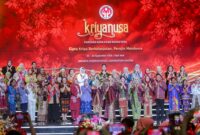Tinawati Andra Soni berfoto bersama para ketua dan pengurus Dekranasda dari berbagai daerah saat pembukaan Pameran Kerajinan Nusantara (Kriyanusa) 2026 di Jakarta Convention Center