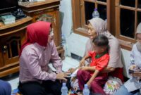 Tinawati Andra Soni memberikan bantuan langsung dan menguatkan ibu dari almarhum Muhammad Arif Alfarizi saat bertakziah ke rumah duka