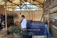 Petugas Ditreskrimsus Polda Banten melakukan pengecekan menyeluruh di dalam bangunan yang diduga menjadi tempat penyimpanan BBM di Citangkil, Kota Cilegon, Senin (28/9/2026).