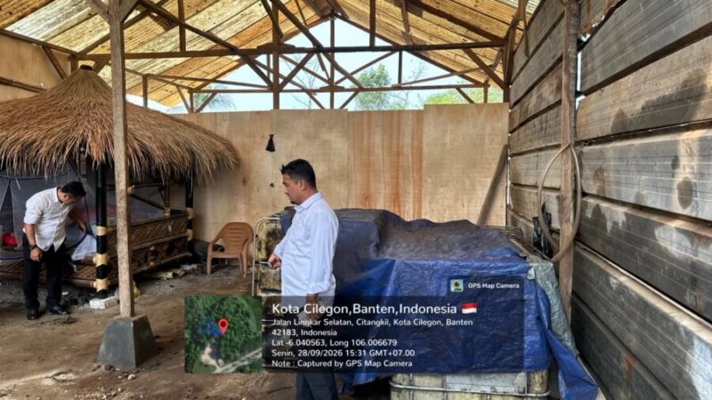 Petugas Ditreskrimsus Polda Banten melakukan pengecekan menyeluruh di dalam bangunan yang diduga menjadi tempat penyimpanan BBM di Citangkil, Kota Cilegon, Senin (28/9/2026).