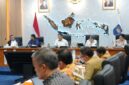 Menteri Dalam Negeri Muhammad Tito Karnavian memimpin Rapat Koordinasi bersama Menteri PKP Maruarar Sirait, Kepala BPKP Muhammad Yusuf Ateh, Kepala LKPP Sarah Sadiqa, serta kepala daerah se-Provinsi Papua Pegunungan, membahas rencana pembangunan 2.200 rumah di Papua Pegunungan dan program gentengisasi, di Kantor Kemendagri, Jakarta, Selasa (29/9/2026).