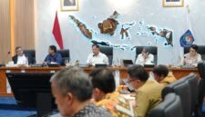 Menteri Dalam Negeri Muhammad Tito Karnavian memimpin Rapat Koordinasi bersama Menteri PKP Maruarar Sirait, Kepala BPKP Muhammad Yusuf Ateh, Kepala LKPP Sarah Sadiqa, serta kepala daerah se-Provinsi Papua Pegunungan, membahas rencana pembangunan 2.200 rumah di Papua Pegunungan dan program gentengisasi, di Kantor Kemendagri, Jakarta, Selasa (29/9/2026).