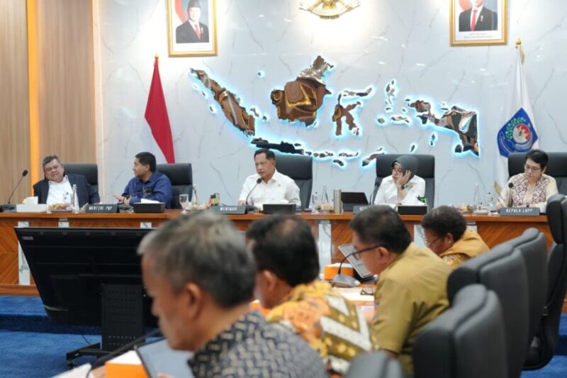 Menteri Dalam Negeri Muhammad Tito Karnavian memimpin Rapat Koordinasi bersama Menteri PKP Maruarar Sirait, Kepala BPKP Muhammad Yusuf Ateh, Kepala LKPP Sarah Sadiqa, serta kepala daerah se-Provinsi Papua Pegunungan, membahas rencana pembangunan 2.200 rumah di Papua Pegunungan dan program gentengisasi, di Kantor Kemendagri, Jakarta, Selasa (29/9/2026).